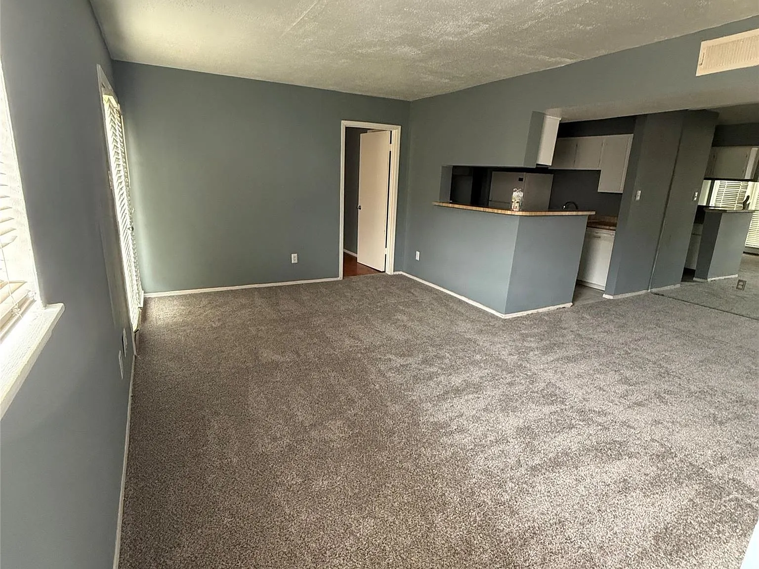 2 bed, 2.0 bath, 964 sqft, $999 — Photo 2