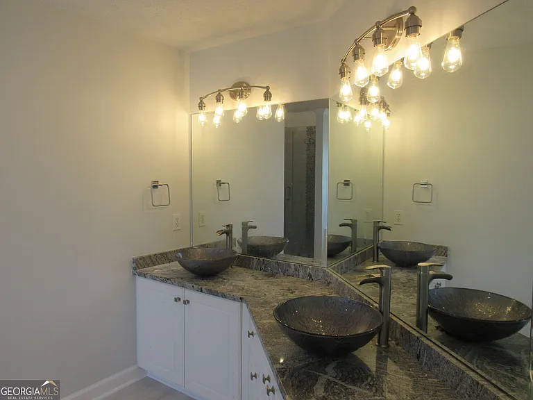 305 Sunderland Cir — Photo 23