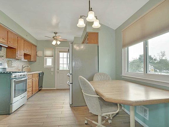 3rd image of 23 Laurinda Dr