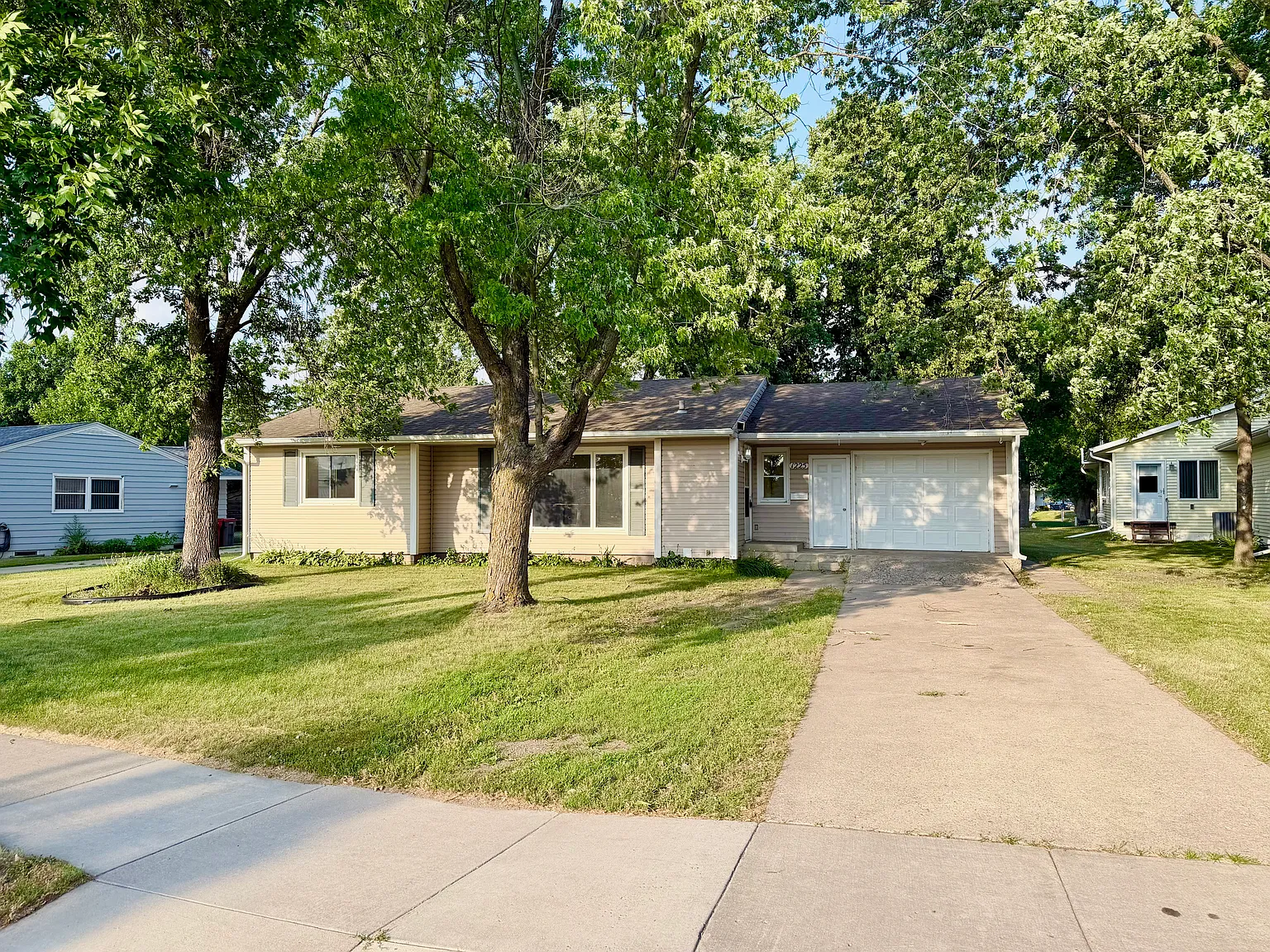 4 bed, 2606 sqft, $2,200 — Photo 1