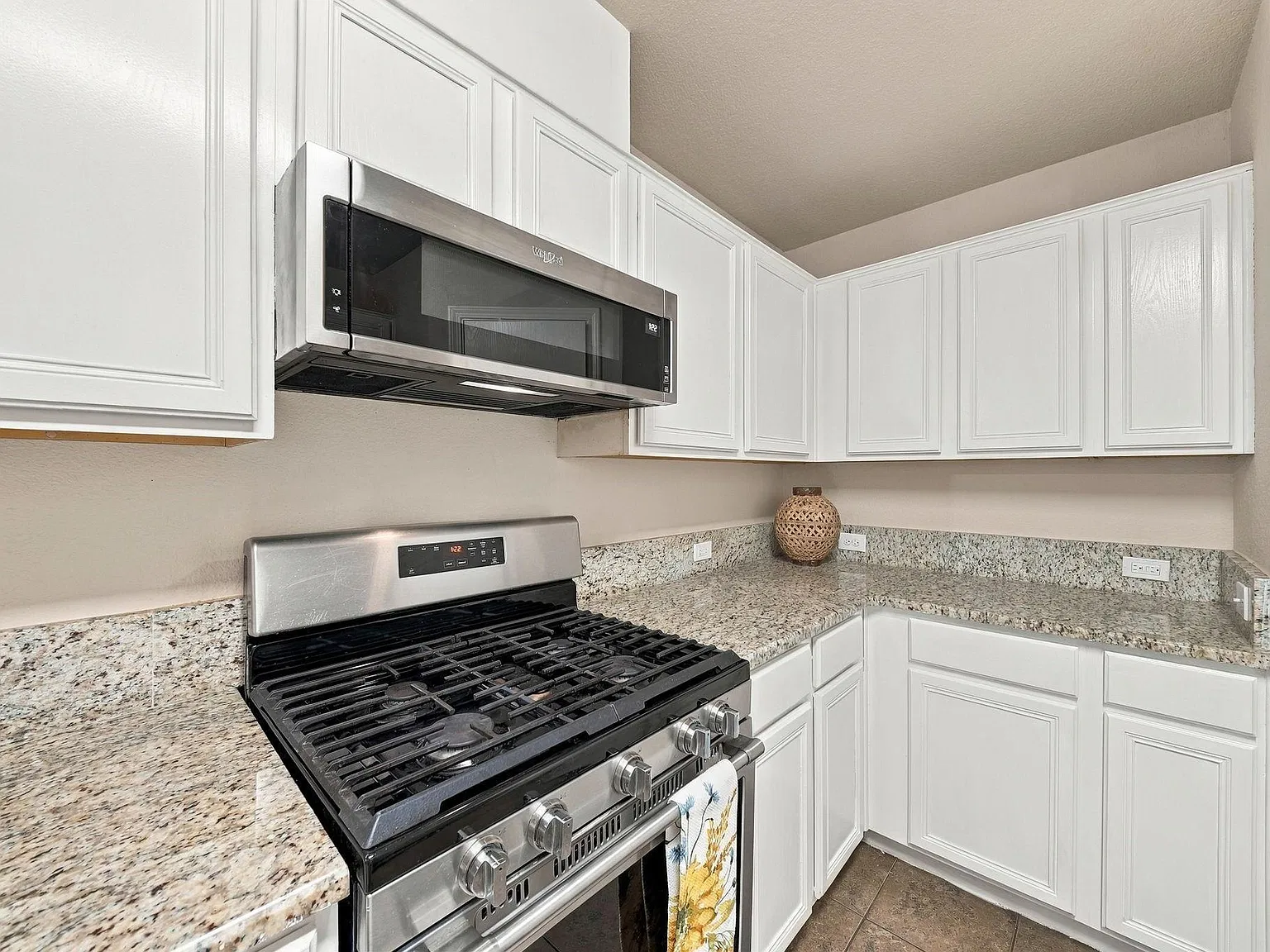 3 bed, 2.0 bath, 1454 sqft, $1,875 — Photo 4