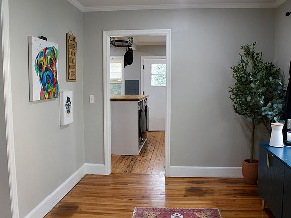4th image of 460 Hampton St