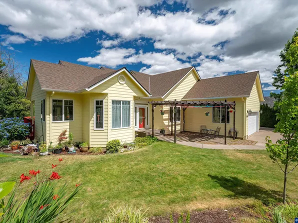 2436 SW Oakwood Ct, Dallas, OR 97338