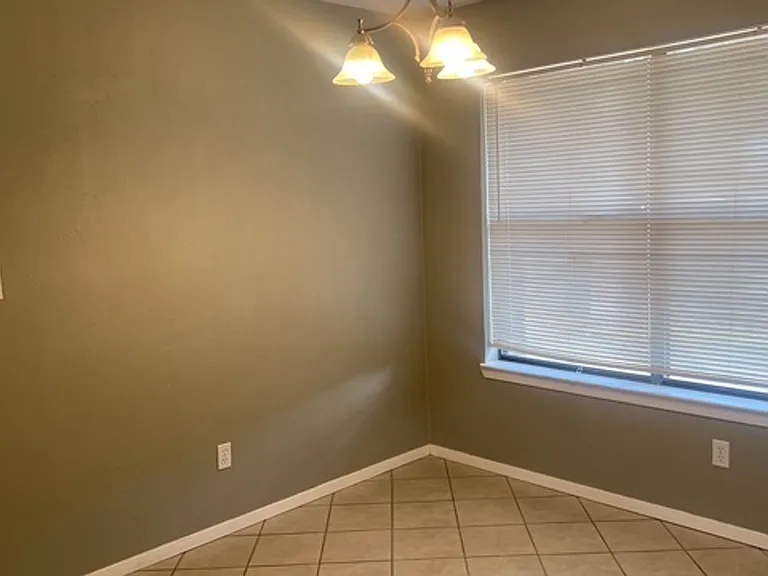 3700 Dauphine Ct — Photo 7