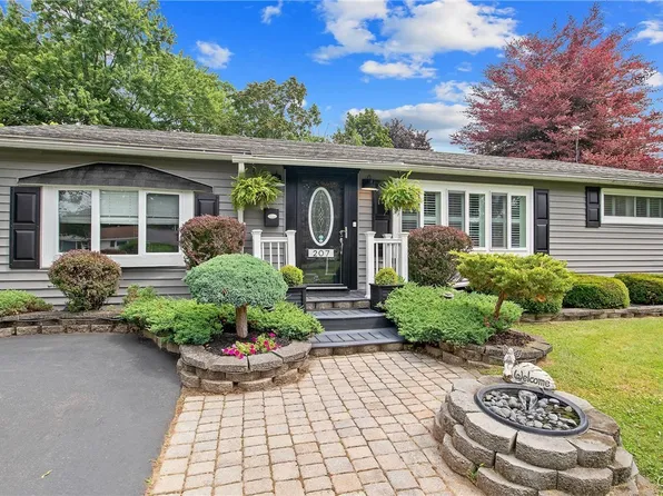 207 Baxton St, North Syracuse, NY 13212