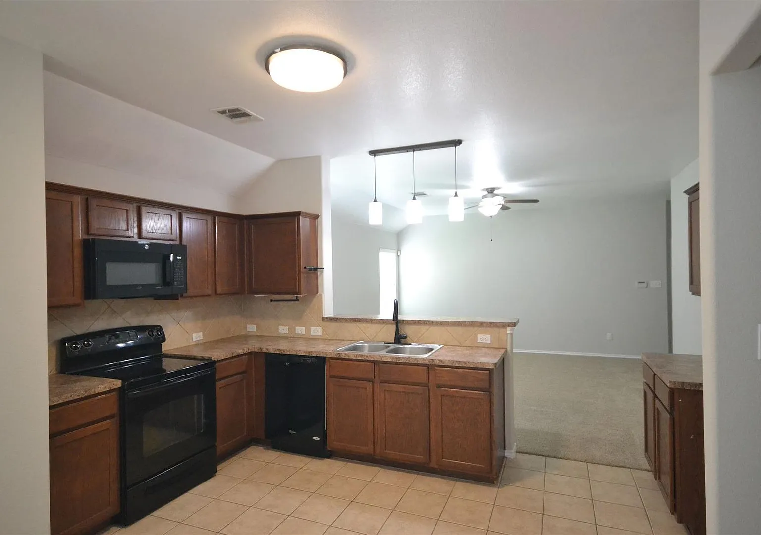 Leander - 3 Bedroom 2 Bath home in Summerlyn — Photo 3