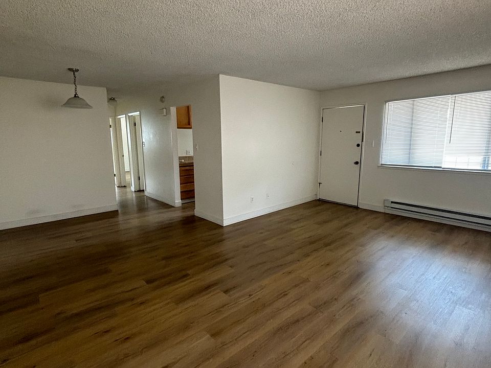 1st image of 611 Oakwood Dr