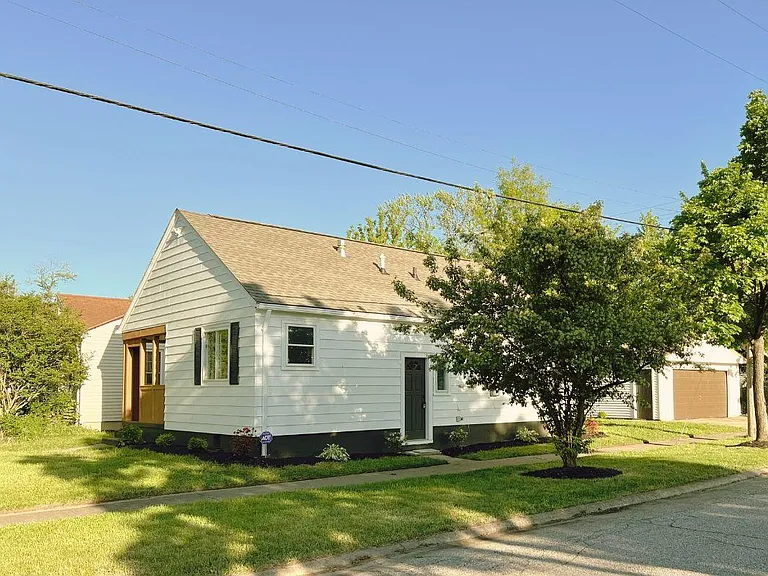 18917 Parkmount Ave — Photo 2