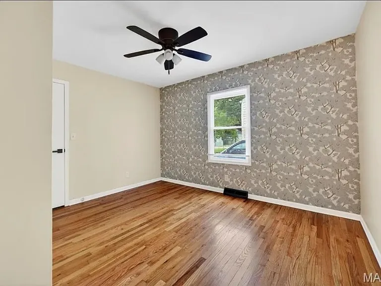 1033 Perry St — Photo 9