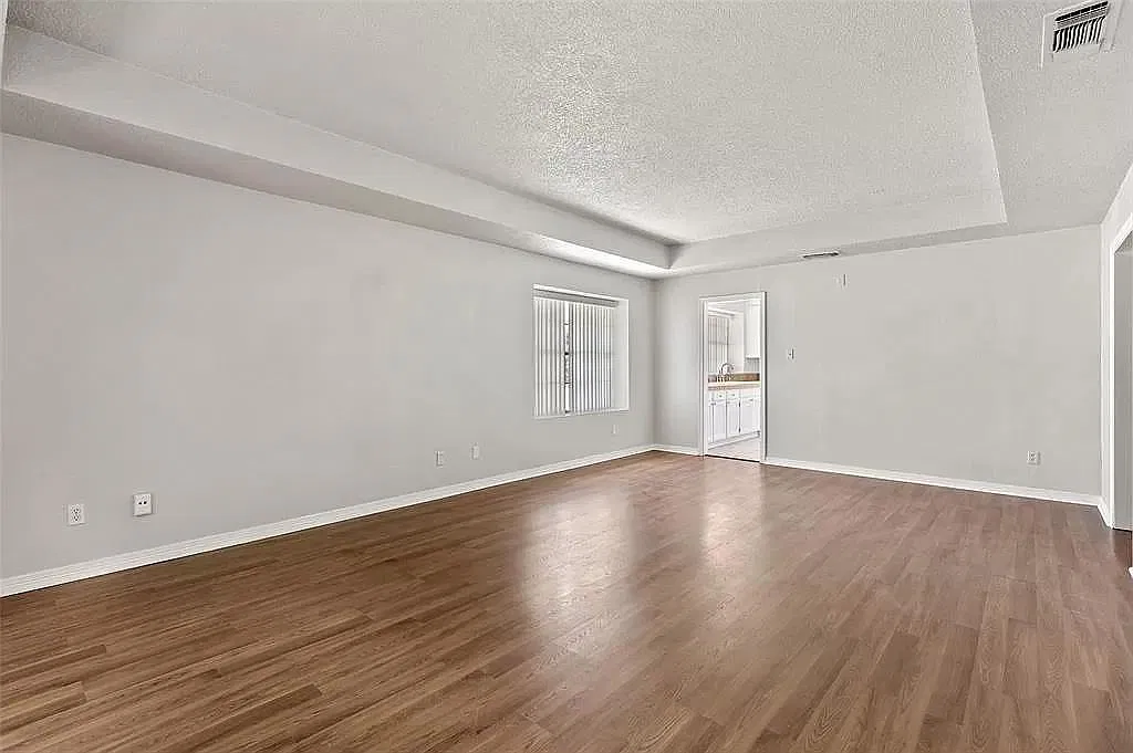 1823 Hillcrest St — Photo 3