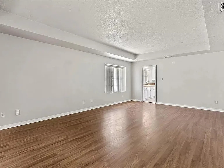 1823 Hillcrest St — Photo 3