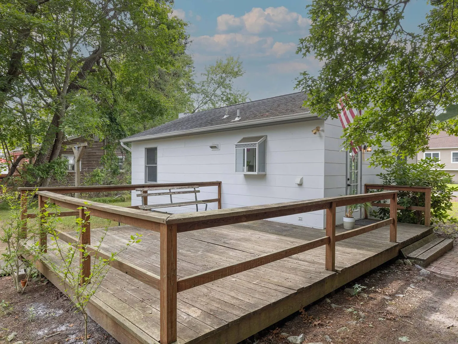 Culd-A-Sac Street, Renovated Year Round Rental — Photo 2