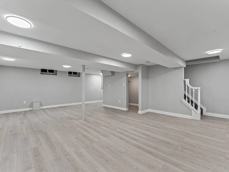 1054 Saxon Dr — Photo 20