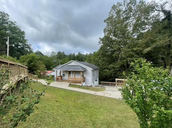 278 Roosevelt St, Crab Orchard, WV 25827