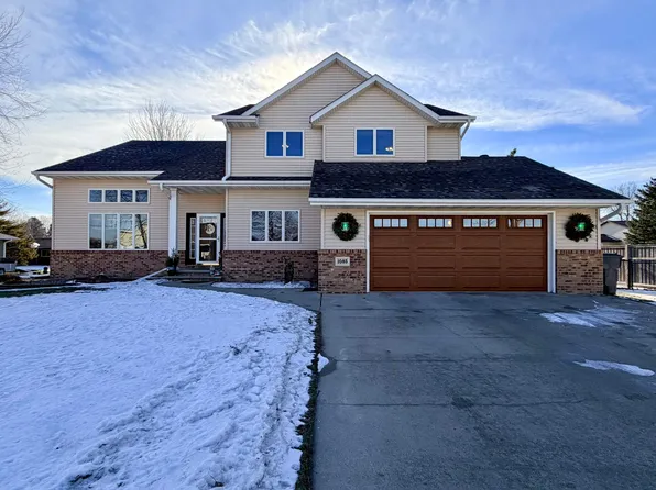 1085 Briarwood Dr, Worthington, MN 56187