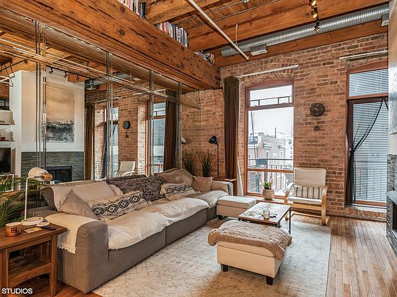 4th image of 360 W Illinois St APT 314