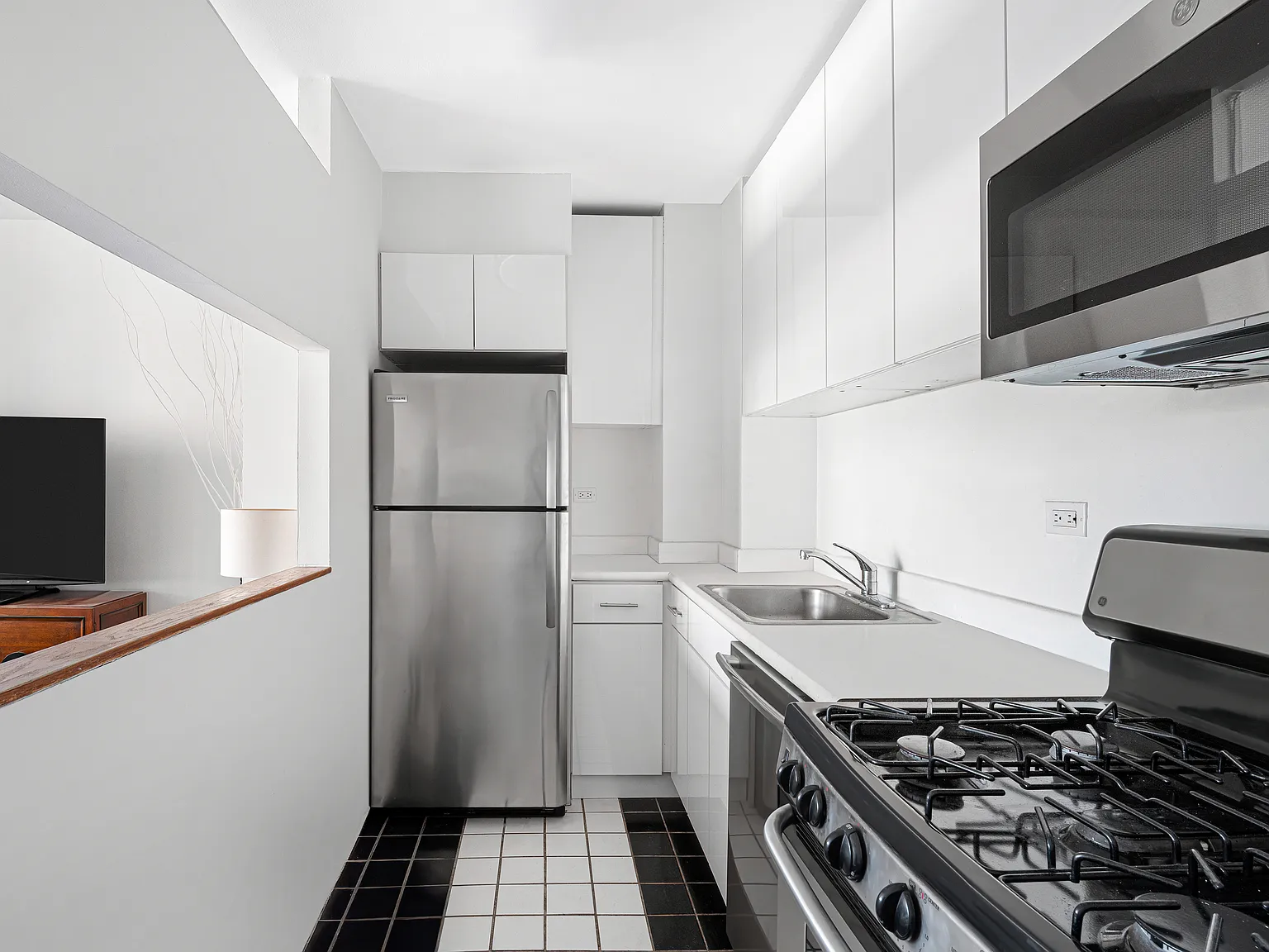 2373 Broadway — Photo 4