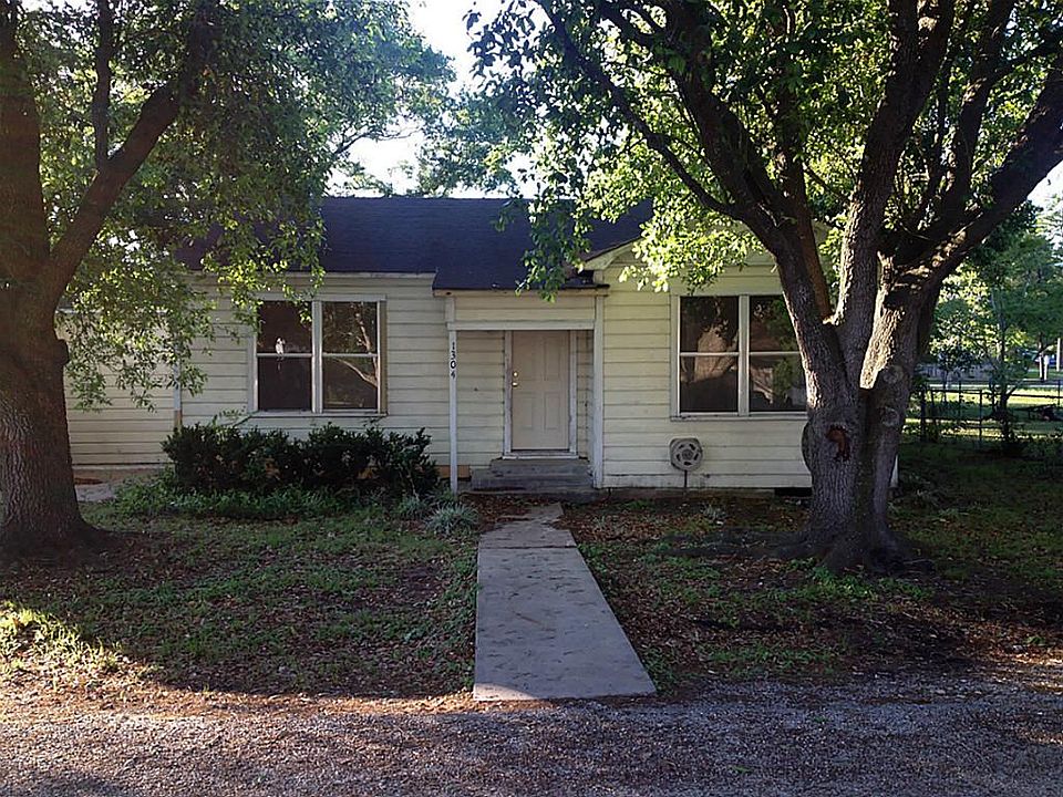 1st image of 1304 Yupon Ave