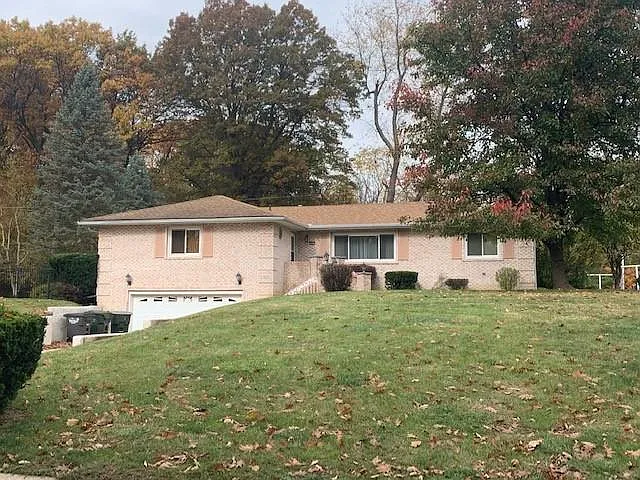 121 Thornhill Dr photo 1