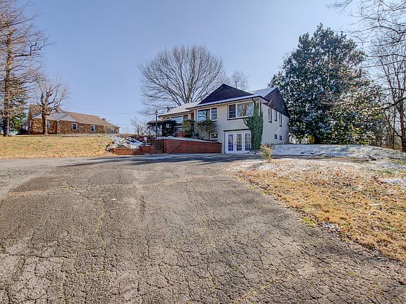 3rd image of 1029 Cumberland Dr