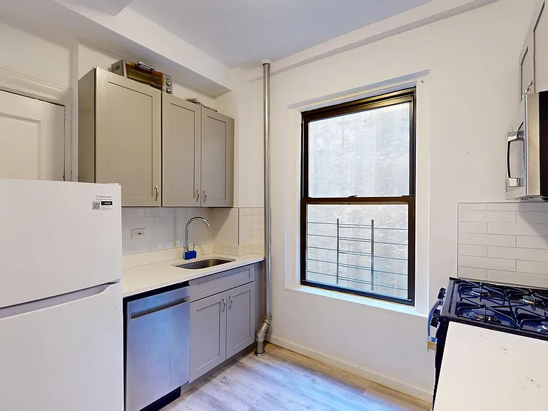 325 W 77th St #3A — Photo 12