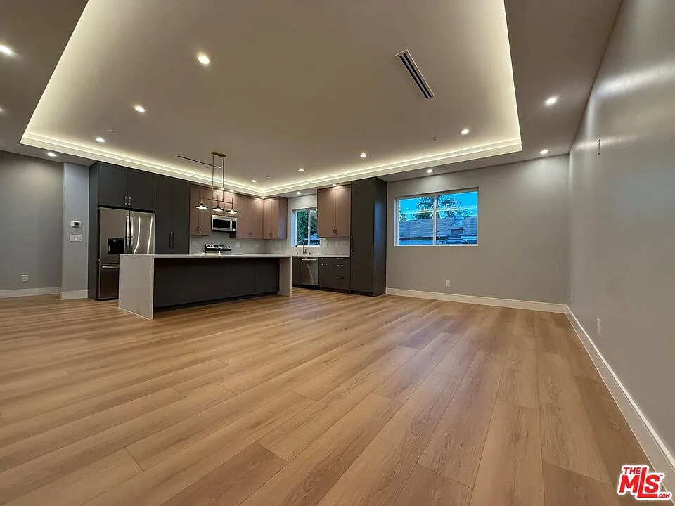 3 bed, 3.0 bath, 1300 sqft, $4,300 — Photo 1