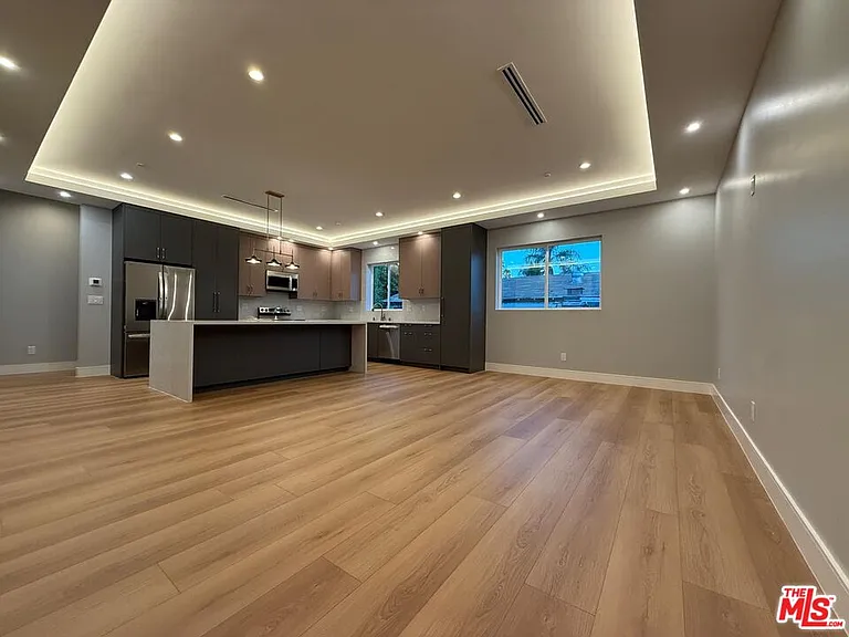 6530 Varna Ave — Photo 1