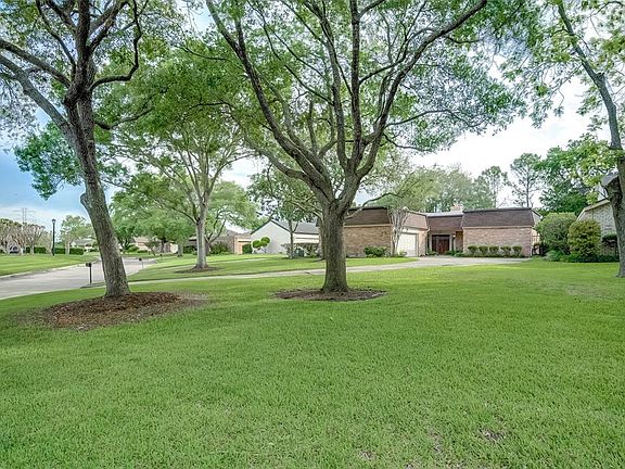 4th image of 27 Bendwood Dr