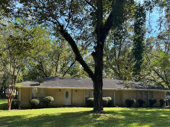 705 E Jessamine St, Ellisville, MS 39437
