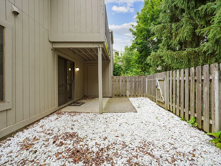 Woodbridge Apartments — Photo 13