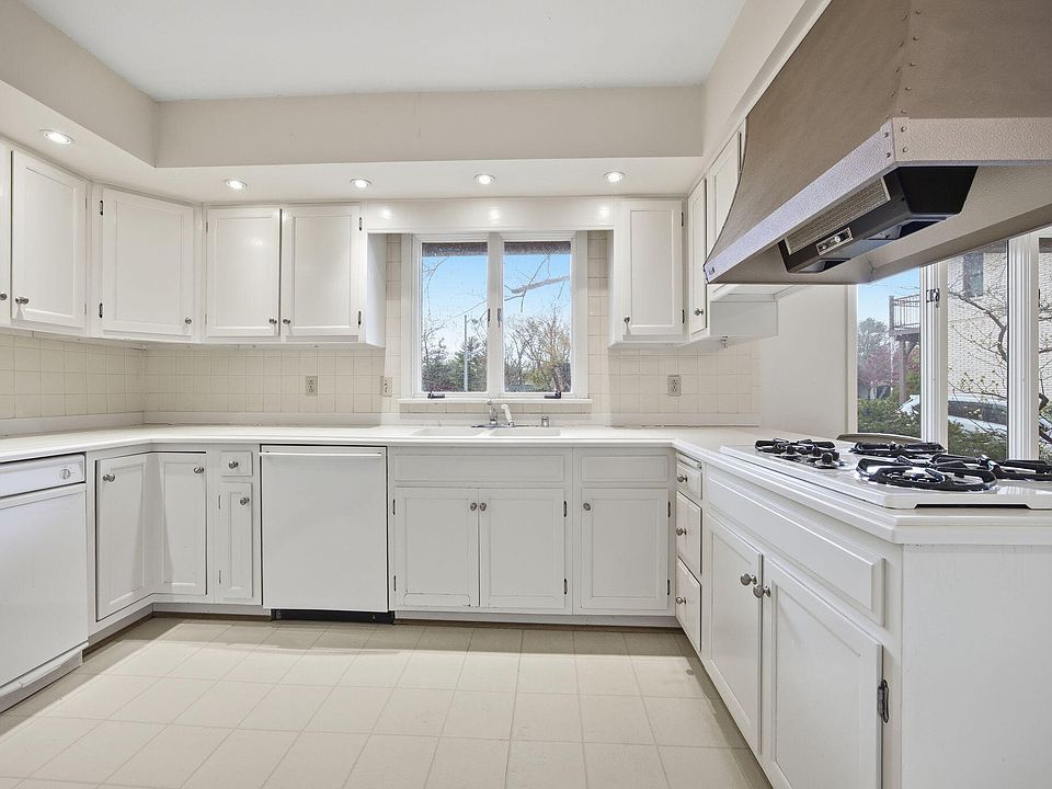 19th image of 2044 Manor Dr