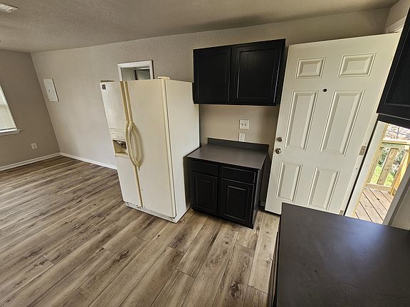 5th image of 900 W Ave E