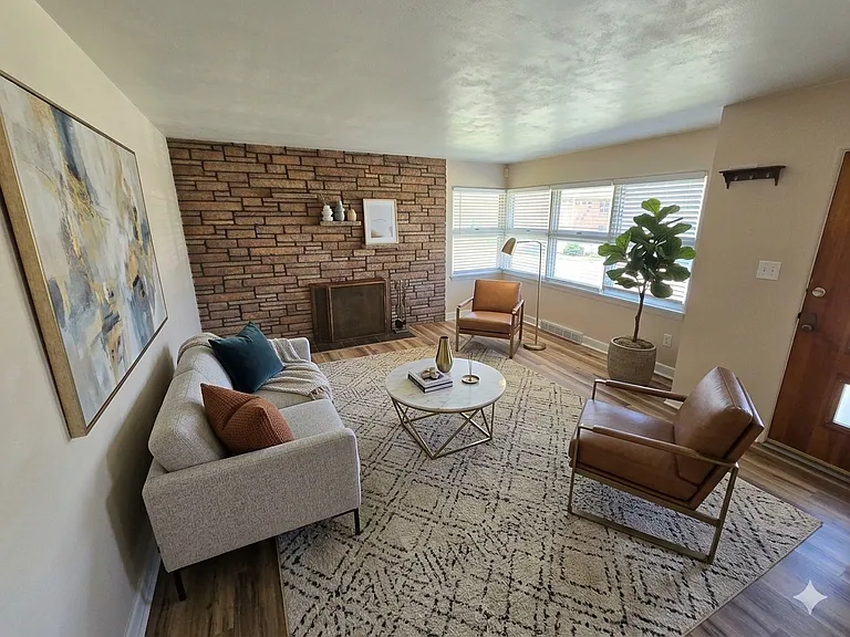 236 W Granada Ave — Photo 2