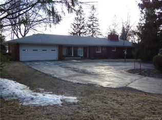 11188 Fairlane Dr, South Lyon, MI