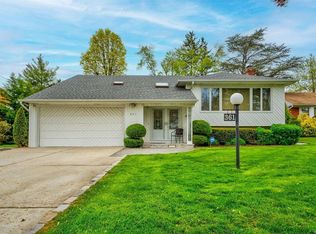 361 Old Courthouse Rd, Manhasset Hills, NY 11040