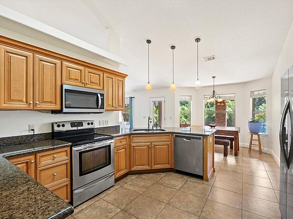 4th image of 2296 Valley Rd