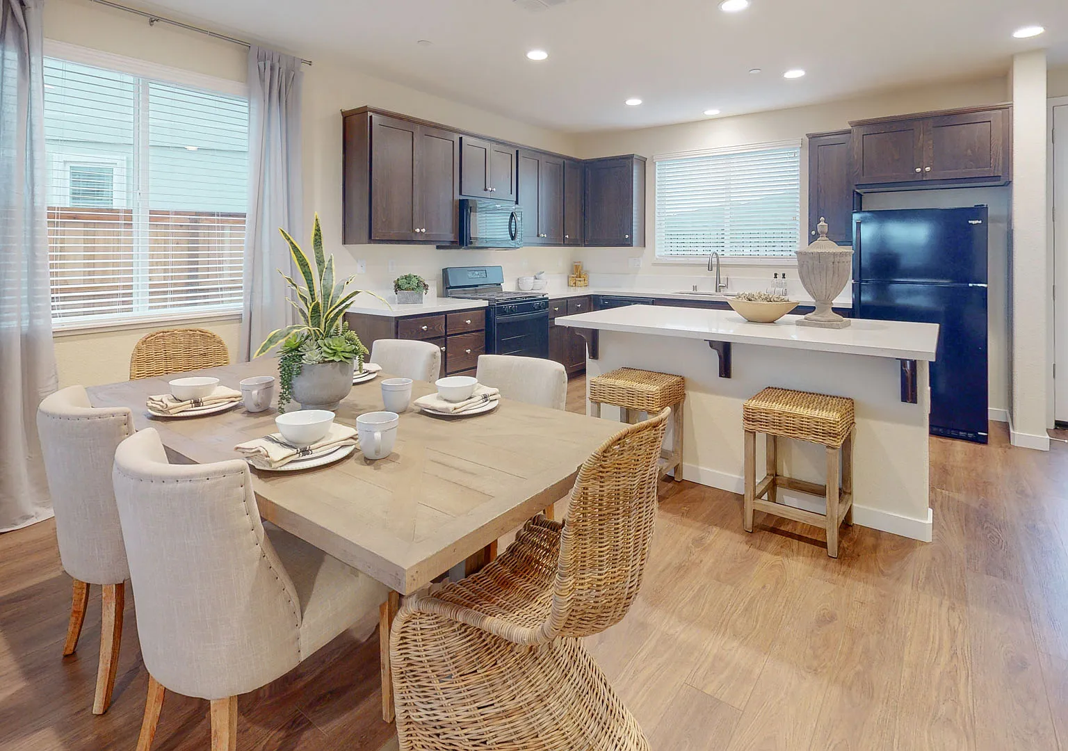 4 bed, 2146 sqft, $3,600 — Photo 2