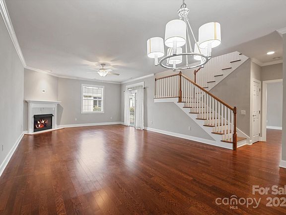 4th image of 41 Blythe Commons Ct