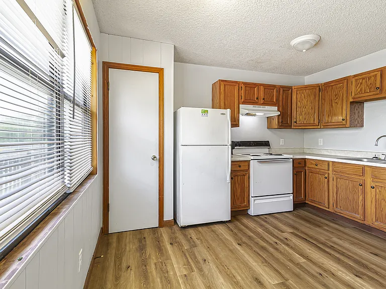420 Franklin Ave #6 — Photo 3