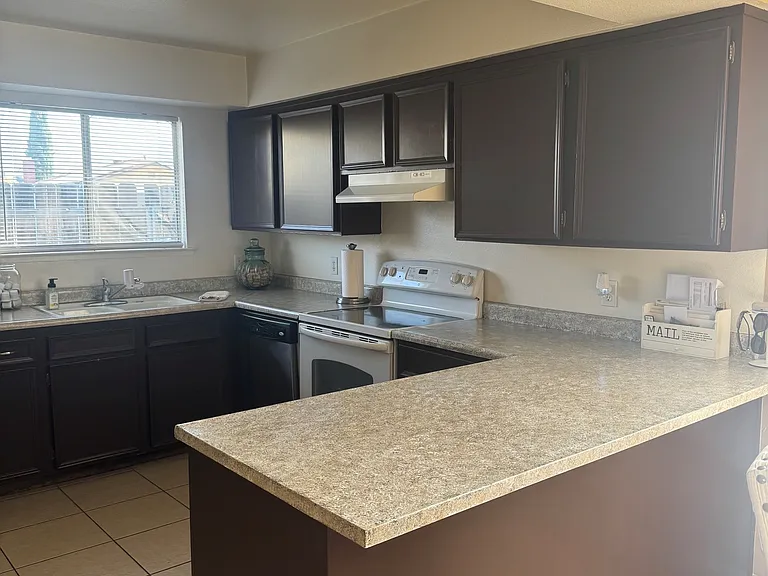 90 N 19th Ave #D — Photo 4