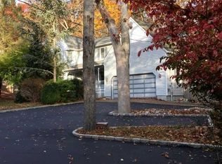 81 N Country Rd, Shoreham, NY 11786