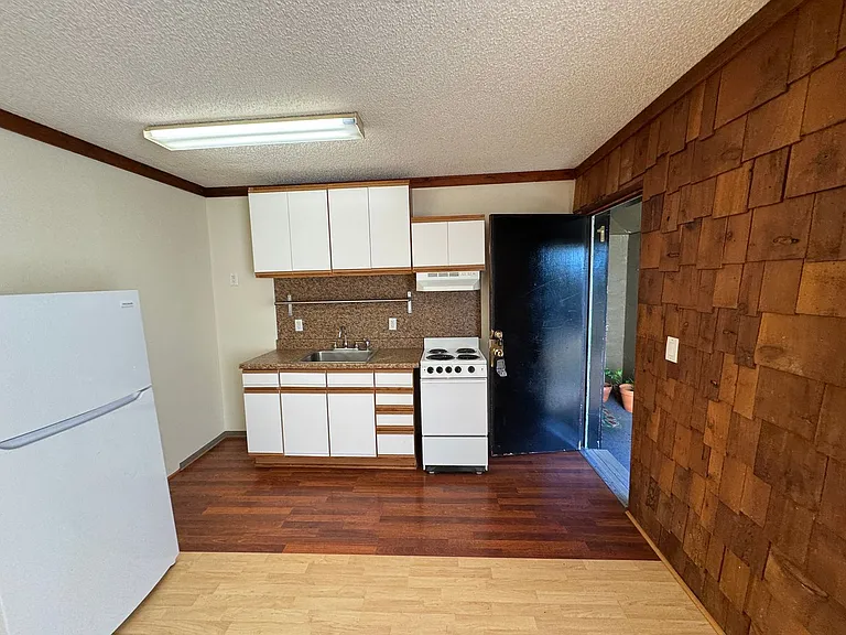 164 NE Douglas St — Photo 17