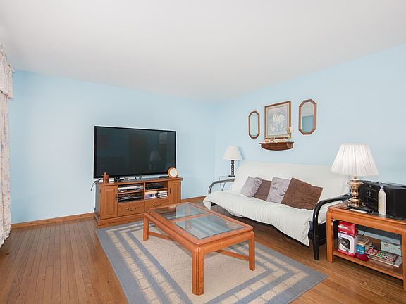 4th image of 300 Yolane Dr