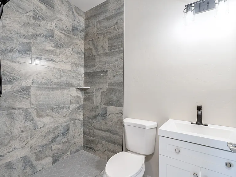 175 W Adams St #1 — Photo 8