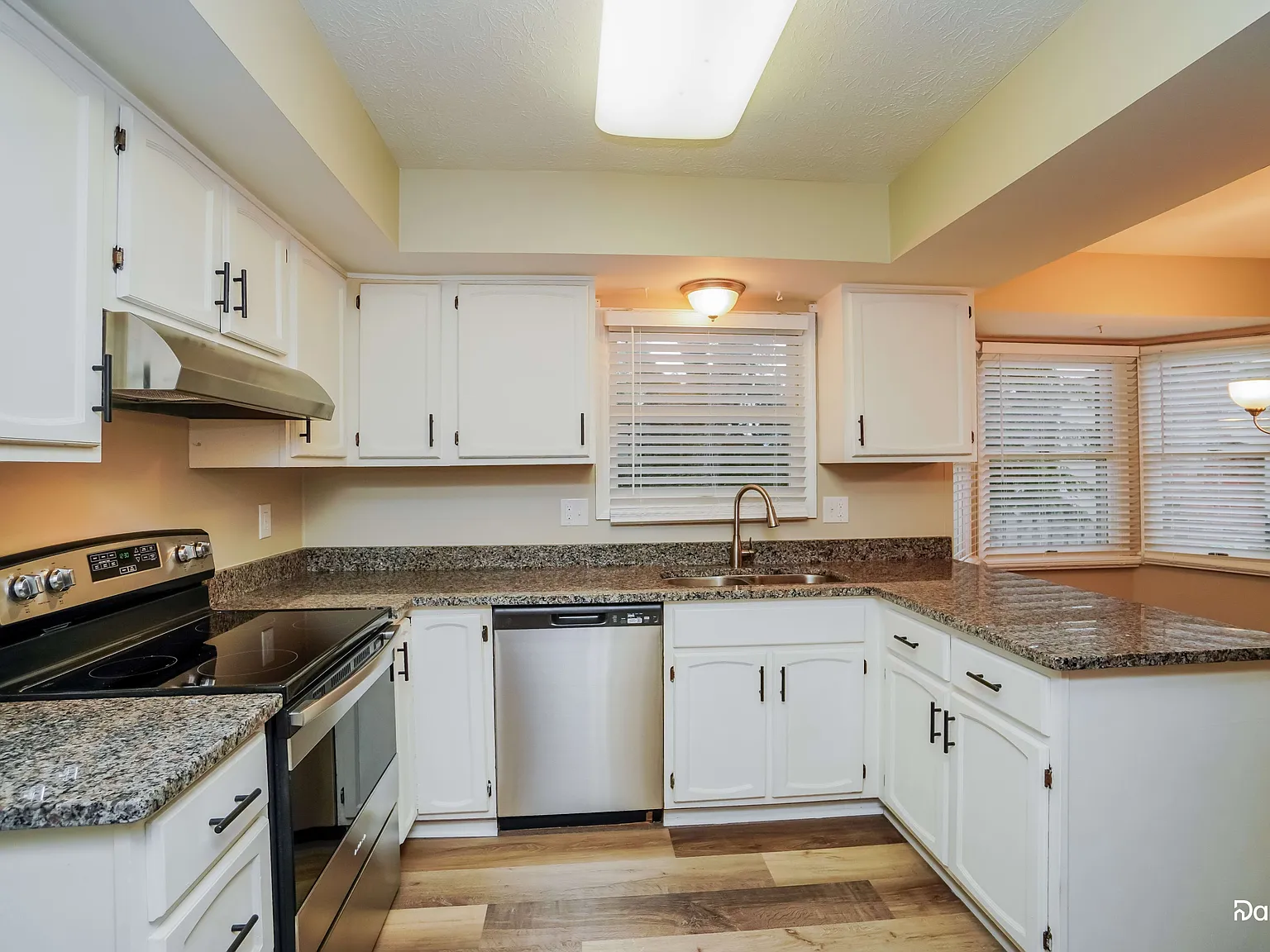 3 bed, 2.5 bath, 2400 sqft, $3,160 — Photo 2