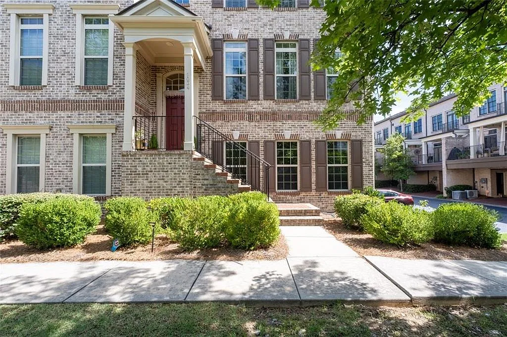 3 bed, 3.5 bath, 2352 sqft, $3,800 — Photo 2