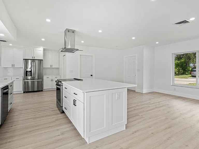 970 SW 7th St — Photo 12