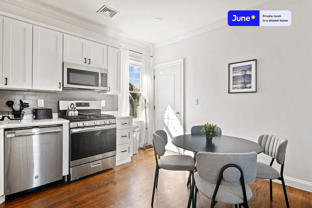 Queen bedroom in 4 bed/1.5 bath home in Somerville #547 C — Photo 4