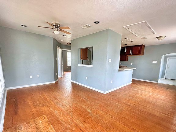 3rd image of 2530 W Elm St