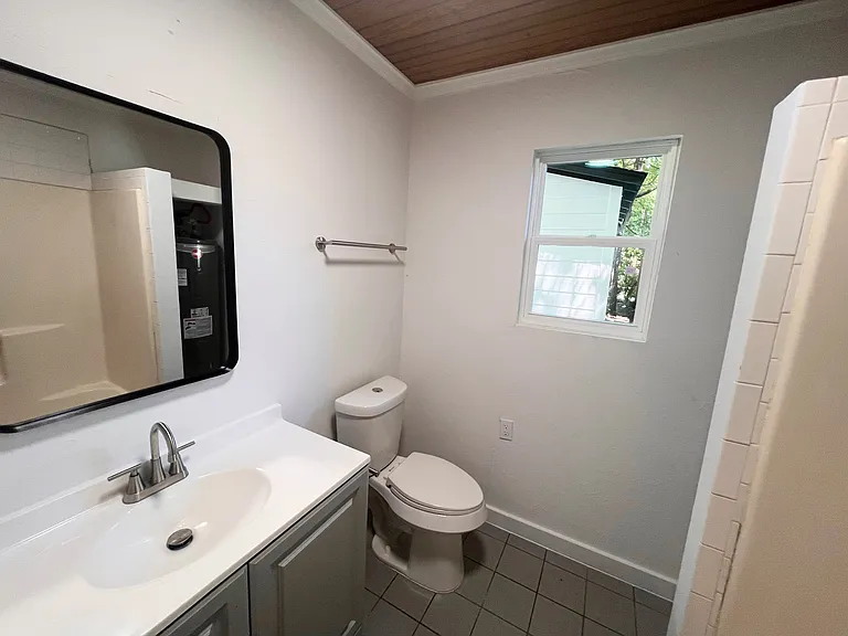 620-622 N Austin St #B — Photo 6
